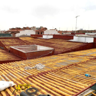 Grupo Strotec - Trabajos - Retirada de uralita e instalación de cubierta Sandwich en calle Cervantes