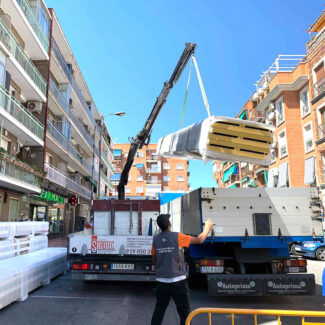 Grupo Strotec - Trabajos - Retirada de uralita e instalación de cubierta Sandwich en calle Cervantes