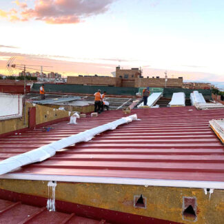 Grupo Strotec - Trabajos - Retirada de uralita e instalación de cubierta Sandwich en calle Cervantes