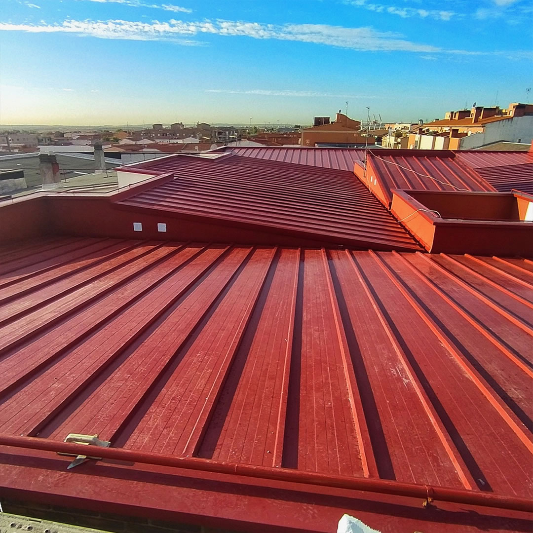 Grupo Strotec - Trabajos - Retirada de uralita e instalación de cubierta Sandwich en calle Cervantes